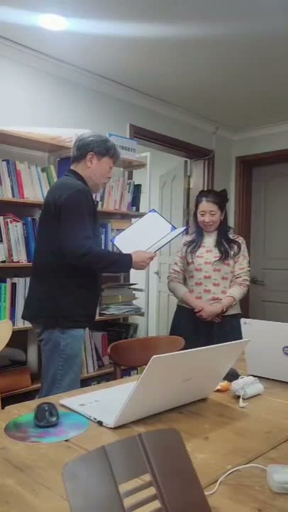 위촉장을 낭독해 전달하는 모습