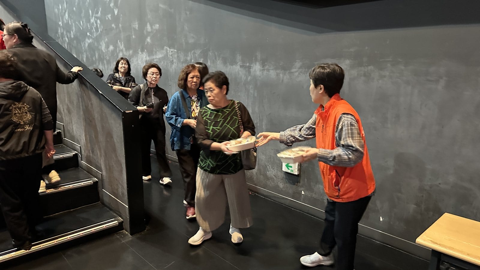 상영관 입구에서 조합원에게 도시락을 나눠 드리는 모습
