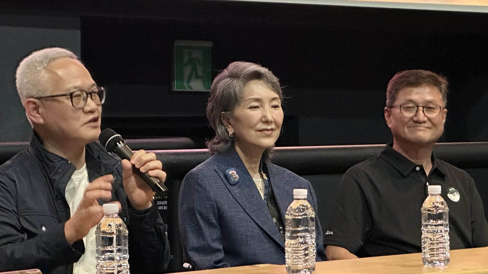 게스트 토크에서 이야기를 나누는 감독